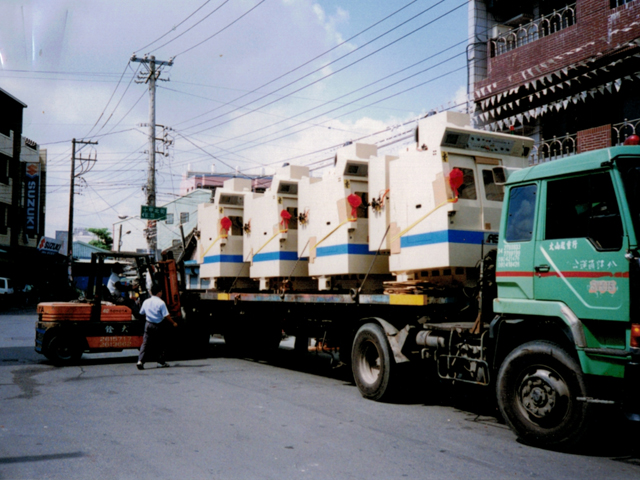 Maschinen auf LKW Maschinen auf LKW