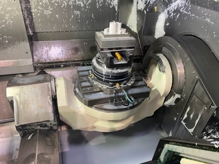 Fräsmaschine Makino DA 300 + Erowa Robot-1